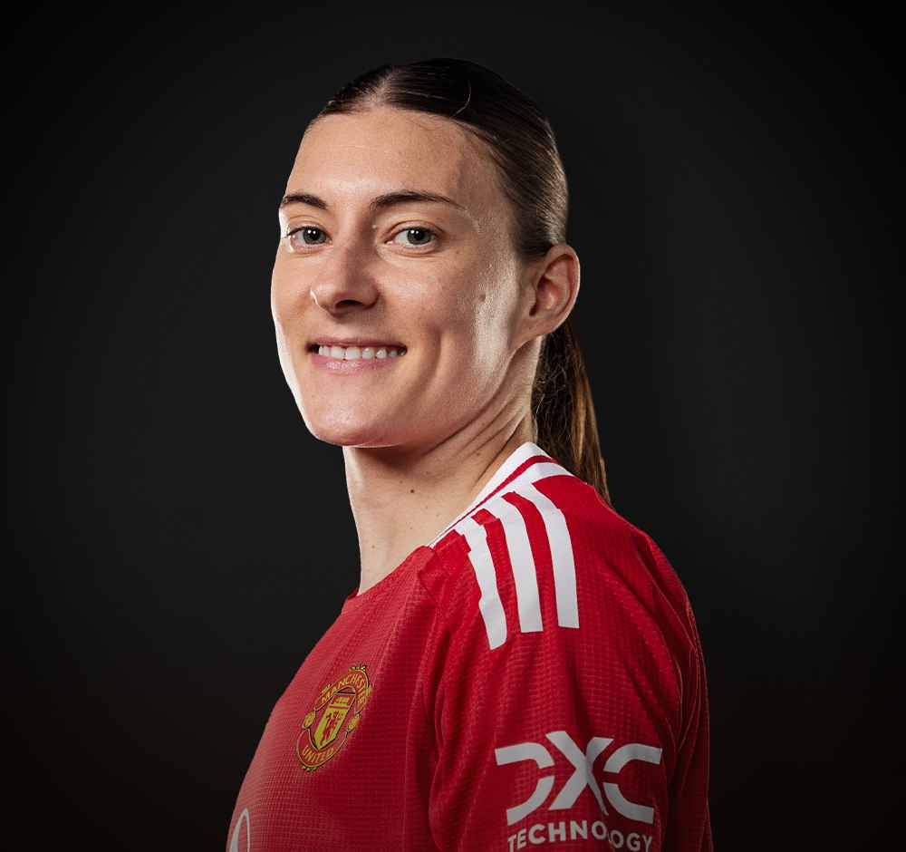 Manchester United Defender Blundell Announces Pregnancy: A Moment of Joy and Resilience